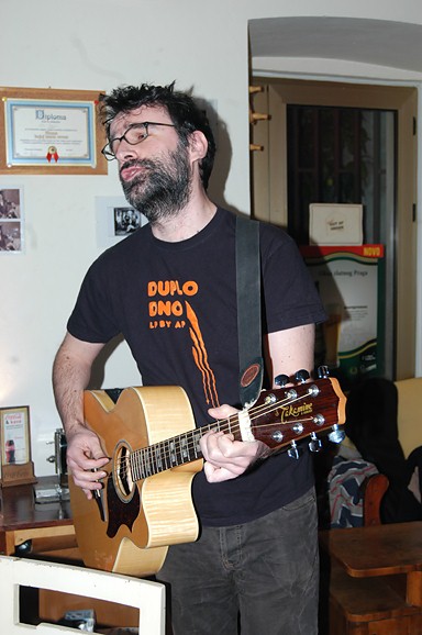 Ante Perković u caffe baru JazzVa (foto:Tomislav Jerak) Ante Perković u caffe baru JazzVa (foto:Tomislav Jerak)