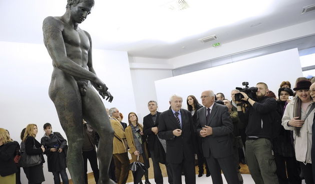 Zadar, 300310.
U Muzeju Antickog stakla svecano je otvorena izlozba na kojoj je izlozen Hrvatski Apoksiomen. Apoksiomen je kip mladog atleta iz anticke Grcke. Kip je prekriven morskim sedimentima i algama slucajno pronasao Belgijski turist u podmorju otoc