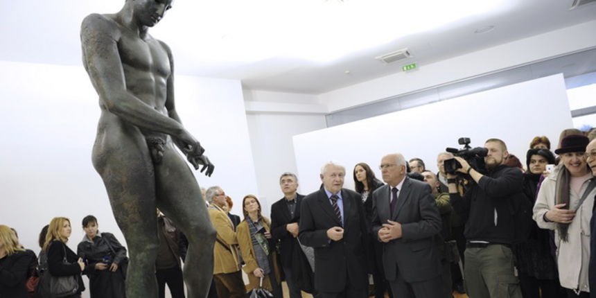 Zadar, 300310.
U Muzeju Antickog stakla svecano je otvorena izlozba na kojoj je izlozen Hrvatski Apoksiomen. Apoksiomen je kip mladog atleta iz anticke Grcke. Kip je prekriven morskim sedimentima i algama slucajno pronasao Belgijski turist u podmorju otoc Zadar, 300310.
U Muzeju Antickog stakla svecano je otvorena izlozba na kojoj je izlozen Hrvatski Apoksiomen. Apoksiomen je kip mladog atleta iz anticke Grcke. Kip je prekriven morskim sedimentima i algama slucajno pronasao Belgijski turist u podmorju otoc