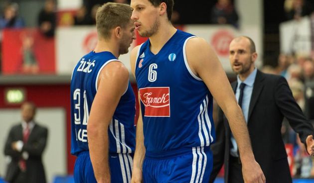04.12.2013, Artland Arena, Quakenbrueck, GER, EC BBL, Artland Dragons – KK Cibona Zagreb, im Bild Andrija Zizic (Cibona Zagreb #31) Darko Planinic (Cibona Zagreb #06) Slaven Rimac (Cibona Zagreb Headcoach) Querformat, Foto Â© nph / Kokenge/PIXSELL