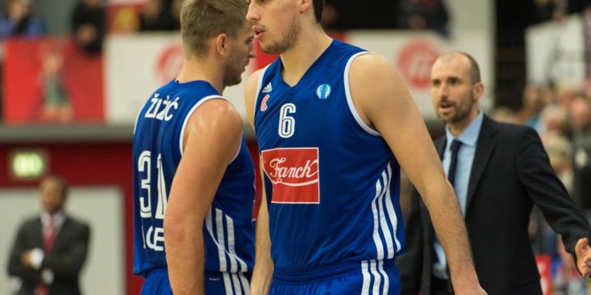 04.12.2013, Artland Arena, Quakenbrueck, GER, EC BBL, Artland Dragons – KK Cibona Zagreb, im Bild Andrija Zizic (Cibona Zagreb #31) Darko Planinic (Cibona Zagreb #06) Slaven Rimac (Cibona Zagreb Headcoach) Querformat, Foto © nph / Kokenge/PIXSELL 04.12.2013, Artland Arena, Quakenbrueck, GER, EC BBL, Artland Dragons – KK Cibona Zagreb, im Bild Andrija Zizic (Cibona Zagreb #31) Darko Planinic (Cibona Zagreb #06) Slaven Rimac (Cibona Zagreb Headcoach) Querformat, Foto © nph / Kokenge/PIXSELL