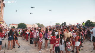 Zadar priredio čudesan doček svojim Vatrenim herojima (1)