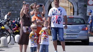 26.07.2013., Zadar – Velika guzva u zadarskoj trajektnoj luci. Photo: Zeljko Mrsic/PIXSELL Autor Zeljko Mrsic/PIXSELL guzve, trajekt, Luka, turisti 26.07.2013., Zadar – Velika guzva u zadarskoj trajektnoj luci. Photo: Zeljko Mrsic/PIXSELL Autor Zeljko Mrsic/PIXSELL guzve, trajekt, Luka, turisti