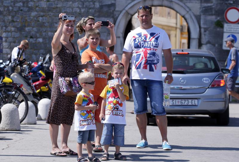 26.07.2013., Zadar – Velika guzva u zadarskoj trajektnoj luci. Photo: Zeljko Mrsic/PIXSELL Autor Zeljko Mrsic/PIXSELL guzve, trajekt, Luka, turisti 26.07.2013., Zadar – Velika guzva u zadarskoj trajektnoj luci. Photo: Zeljko Mrsic/PIXSELL Autor Zeljko Mrsic/PIXSELL guzve, trajekt, Luka, turisti