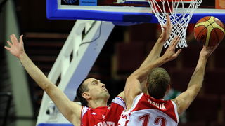 Katowice, 190909.
Dvorana Sport Arena Spodek.
Europsko prvenstvo u kosarci u Poljskoj, razigravanje izmedju Rusije i Hrvatske za odlazak na Svjetsko prvenstvo u Turskoj slijedece godine.
Na slici: Nikola Vujcic i Monya.
Foto: Drago Sopta  / CROPIX