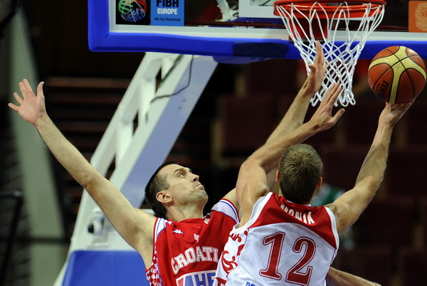 Katowice, 190909.
Dvorana Sport Arena Spodek.
Europsko prvenstvo u kosarci u Poljskoj, razigravanje izmedju Rusije i Hrvatske za odlazak na Svjetsko prvenstvo u Turskoj slijedece godine.
Na slici: Nikola Vujcic i Monya.
Foto: Drago Sopta  / CROPIX