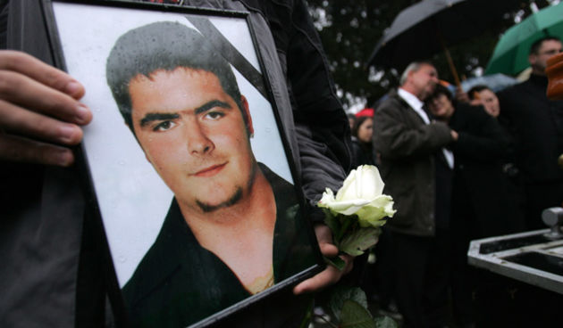 Zupanja, 171110.
U Zupanji na gradskom groblju sahranjen je sedamnaestogodisnji Miroslav Tunjic koji je pretucen u selu Gradiste ostavljen na cesti i u naletu automobila izgubio zivot.
Na slici: sahrana Miroslava Tunjica. 
Foto: Danijel Soldo / CROPIX