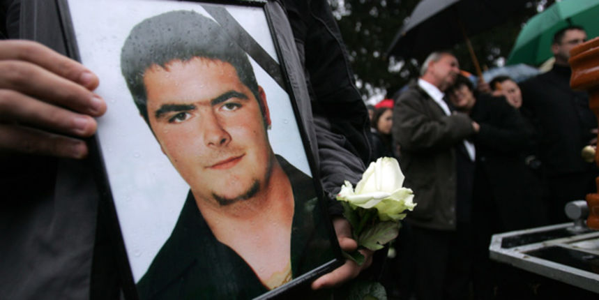 Zupanja, 171110.
U Zupanji na gradskom groblju sahranjen je sedamnaestogodisnji Miroslav Tunjic koji je pretucen u selu Gradiste ostavljen na cesti i u naletu automobila izgubio zivot.
Na slici: sahrana Miroslava Tunjica.
Foto: Danijel Soldo / CROPIX Zupanja, 171110.
U Zupanji na gradskom groblju sahranjen je sedamnaestogodisnji Miroslav Tunjic koji je pretucen u selu Gradiste ostavljen na cesti i u naletu automobila izgubio zivot.
Na slici: sahrana Miroslava Tunjica.
Foto: Danijel Soldo / CROPIX