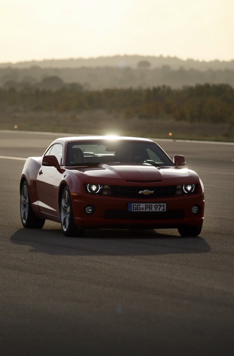 Zadar, 091111.
U Zadru je danas zapocelo predstavljanje novog Chevroletovog automobila Camaro. Novi model Chevroleta privukao je veliki broj novinara iz inozemstva koji ce ovih dana vrsiti testiranje Camara.
Foto: Jure Miskovic / CROPIX Zadar, 091111.
U Zadru je danas zapocelo predstavljanje novog Chevroletovog automobila Camaro. Novi model Chevroleta privukao je veliki broj novinara iz inozemstva koji ce ovih dana vrsiti testiranje Camara.
Foto: Jure Miskovic / CROPIX