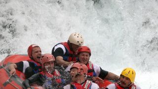 Peta Hrvatska rafting regata Zrmanja 2010, koja se odrzala na raftig stazi od Mlina Zegarskih do Muskovaca, i ove je godin humanitarnog karaktera, a dio prikupljenih sredstava i prihod od humanitarne aukcije slika ide za Djecji vrtic za djecu s teskocama