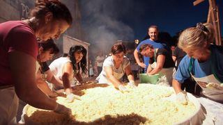 28.07.2013., Benkovac – Benkovacki prisnac je vec odavno puno vise od obicnog jela, autohtona delicija Bukovice i Ravnih kotara, jednostavna, a opet tako dobra. Stoljecima se sprema na ovim prostorima i jedno je od najprepoznatljivijih jela ovoga kraja. 28.07.2013., Benkovac – Benkovacki prisnac je vec odavno puno vise od obicnog jela, autohtona delicija Bukovice i Ravnih kotara, jednostavna, a opet tako dobra. Stoljecima se sprema na ovim prostorima i jedno je od najprepoznatljivijih jela ovoga kraja.