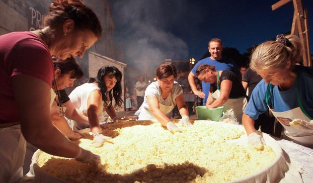 28.07.2013., Benkovac – Benkovacki prisnac je vec odavno puno vise od obicnog jela, autohtona delicija Bukovice i Ravnih kotara, jednostavna, a opet tako dobra. Stoljecima se sprema na ovim prostorima i jedno je od najprepoznatljivijih jela ovoga kraja.