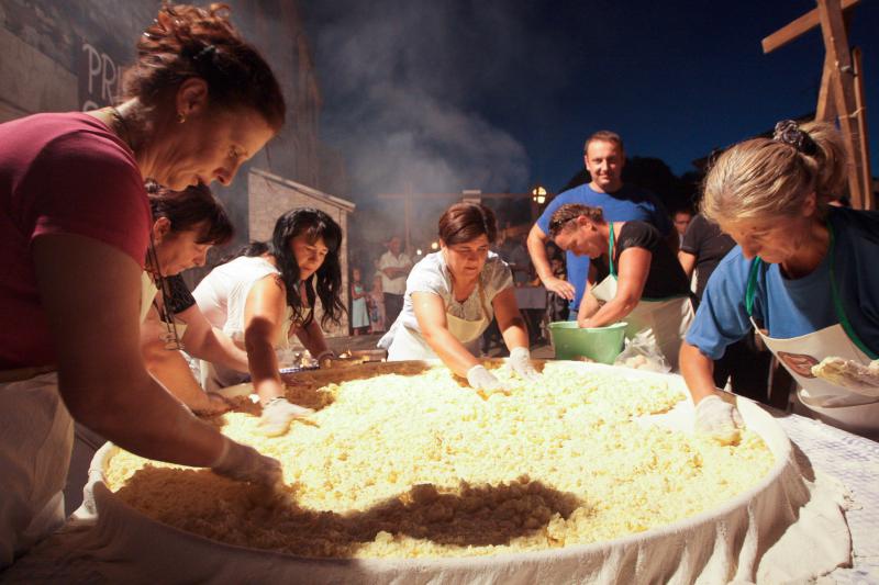 28.07.2013., Benkovac – Benkovacki prisnac je vec odavno puno vise od obicnog jela, autohtona delicija Bukovice i Ravnih kotara, jednostavna, a opet tako dobra. Stoljecima se sprema na ovim prostorima i jedno je od najprepoznatljivijih jela ovoga kraja. 28.07.2013., Benkovac – Benkovacki prisnac je vec odavno puno vise od obicnog jela, autohtona delicija Bukovice i Ravnih kotara, jednostavna, a opet tako dobra. Stoljecima se sprema na ovim prostorima i jedno je od najprepoznatljivijih jela ovoga kraja.