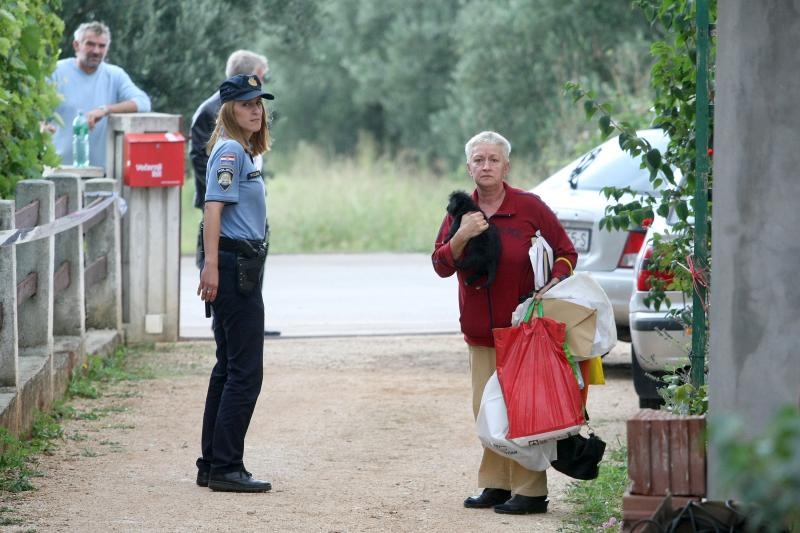 Sveti Filip i Jakov: Brutalna deložacija majke i sina Sveti Filip i Jakov: Brutalna deložacija majke i sina