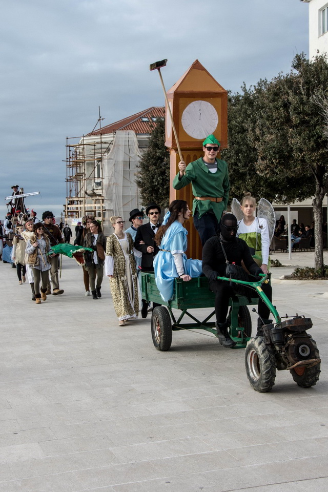 Paški zimski karneval 2017.- Maškarane skupine u karnevalskoj povorci Paški zimski karneval 2017.- Maškarane skupine u karnevalskoj povorci