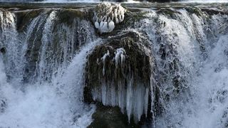 Ledena zimska idila na slapovima Krke Ledena zimska idila na slapovima Krke