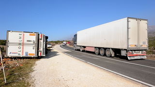 Zadar, 240211.
Jaka bura koja puse na Zadarskom podrucju prevrnula je kamion kod Obrovca.Maslenicki most je zatvoren za sav promet.
Foto: Andrija Lucic / Cropix Zadar, 240211.
Jaka bura koja puse na Zadarskom podrucju prevrnula je kamion kod Obrovca.Maslenicki most je zatvoren za sav promet.
Foto: Andrija Lucic / Cropix