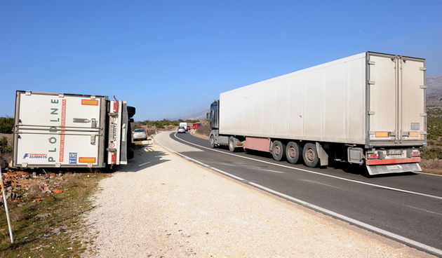 Zadar, 240211.
Jaka bura koja puse na Zadarskom podrucju prevrnula je kamion kod Obrovca.Maslenicki most je zatvoren za sav promet.
Foto: Andrija Lucic / Cropix