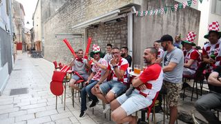 Navijači prate utakmicu Hrvatska – Engleska