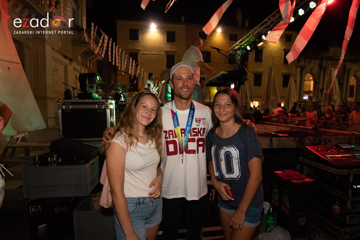 Svečani doček svjetskih prvaka Mihovila i Šime Fantele na Narodnom trgu Svečani doček svjetskih prvaka Mihovila i Šime Fantele na Narodnom trgu