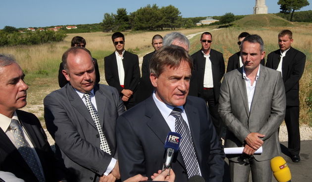 Zadar, 200611.
Danas je pored crkve Sv. Nikole kod Nina obiljezen zavrsetak radova na obnovi D306, dionice most Vir