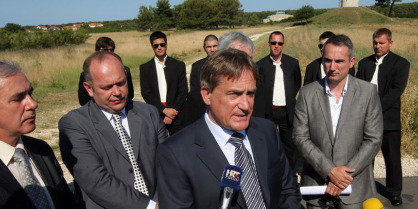 Zadar, 200611.
Danas je pored crkve Sv. Nikole kod Nina obiljezen zavrsetak radova na obnovi D306, dionice most Vir