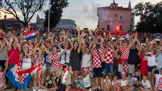 Veličanstven doček četvorice zadarskih Vatrenih od Gradskog mosta do Foruma