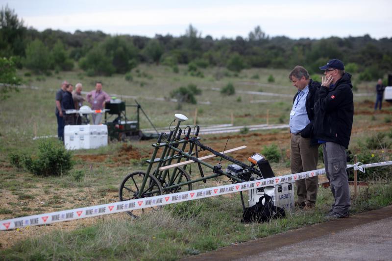 11. medjunarodni simpozij MINE ACTION 2014 odrzan je na podrucju nekadasnje vojne baze Sepurine, gdje su predstavljeni nacini u razminiravanju. Photo: Filip Brala/PIXSELL 11. medjunarodni simpozij MINE ACTION 2014 odrzan je na podrucju nekadasnje vojne baze Sepurine, gdje su predstavljeni nacini u razminiravanju. Photo: Filip Brala/PIXSELL