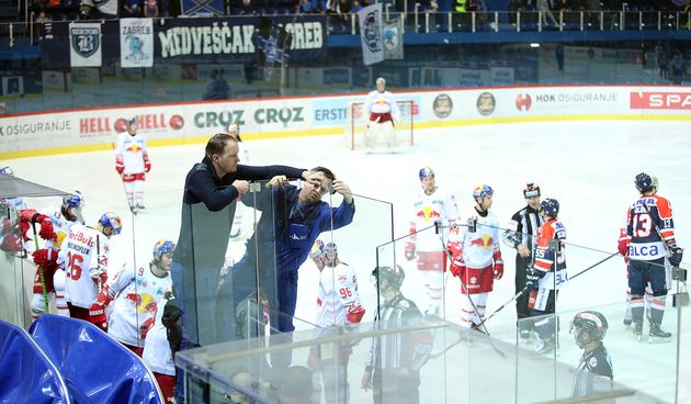 Nesvakidašnja situacija: zbog razbijenog pleksiglasa na ogradi klizališta nakratko je prekinuta utakmica Medveščaka