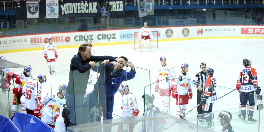 Nesvakidašnja situacija: zbog razbijenog pleksiglasa na ogradi klizališta nakratko je prekinuta utakmica Medveščaka