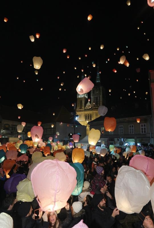 Na tržnici Dolac održan je peti performans Kapulica & Lampioni.  Foto: PIXSELL