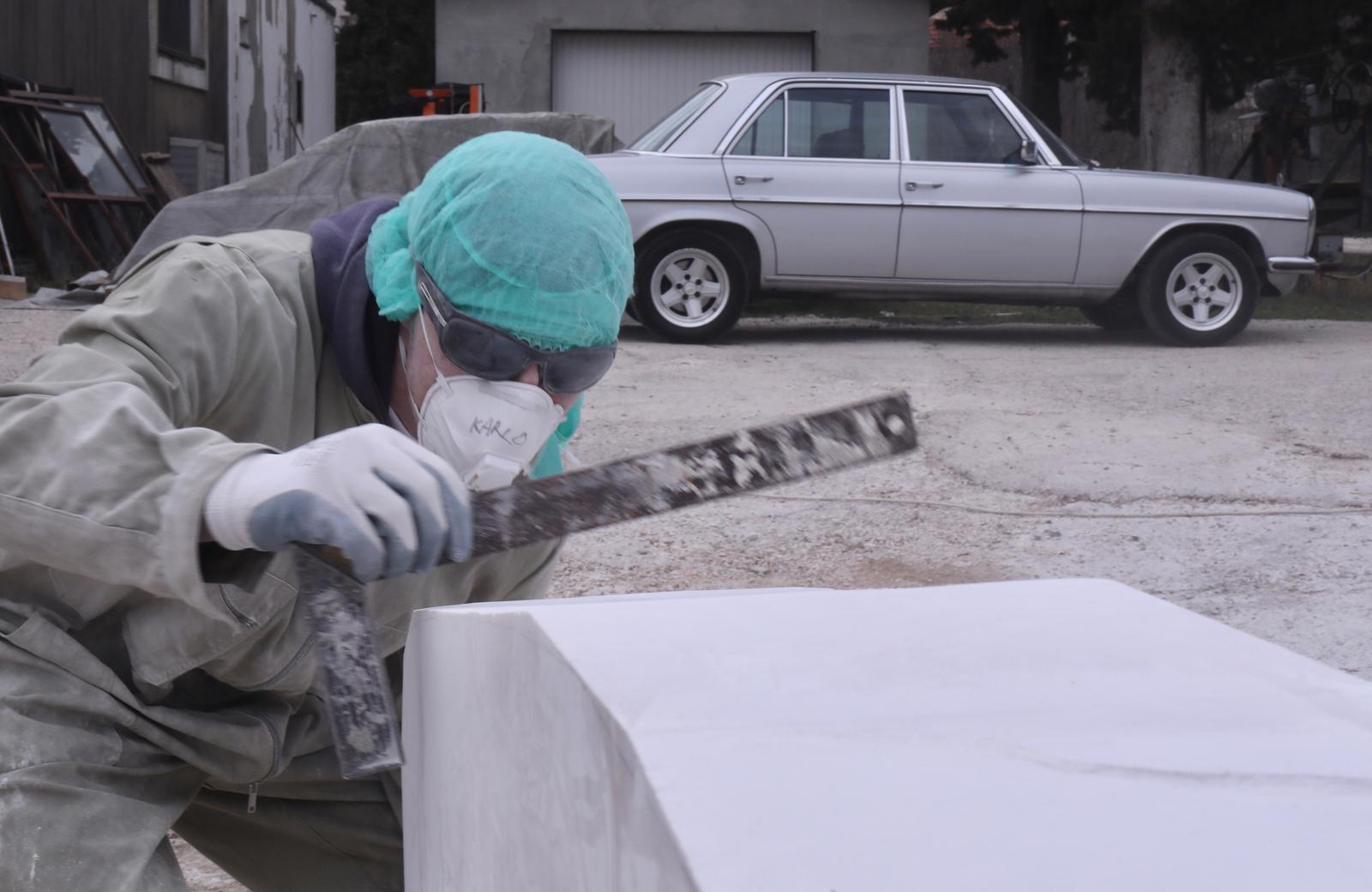 Mladi europski kipari stigli u Imotski, punom parom rade spomenik kultnom Mercedesu Mladi europski kipari stigli u Imotski, punom parom rade spomenik kultnom Mercedesu