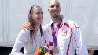 London, 030812.
Jezero Eton Dorney.
Hrvatski veslacki cetverac na parice David Sain, Damir Martin i braca Martin i Valent Sinkovic u finalnoj utrci osvojili srebrnu medalju na Olimpijskim Igrama u Londonu.
Na fotografiji: Martin Sinkovic sa zarucnicom Ma London, 030812.
Jezero Eton Dorney.
Hrvatski veslacki cetverac na parice David Sain, Damir Martin i braca Martin i Valent Sinkovic u finalnoj utrci osvojili srebrnu medalju na Olimpijskim Igrama u Londonu.
Na fotografiji: Martin Sinkovic sa zarucnicom Ma