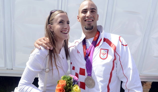 London, 030812.
Jezero Eton Dorney.
Hrvatski veslacki cetverac na parice David Sain, Damir Martin i braca Martin i Valent Sinkovic u finalnoj utrci osvojili srebrnu medalju  na Olimpijskim Igrama u Londonu.
Na fotografiji: Martin Sinkovic sa zarucnicom Ma