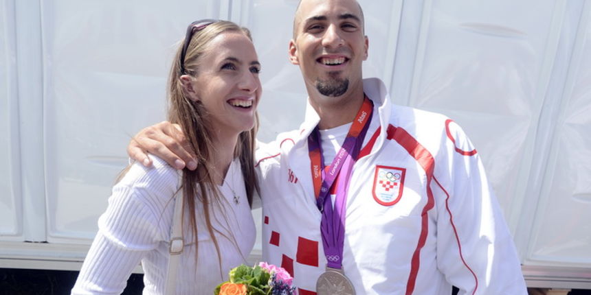 London, 030812.
Jezero Eton Dorney.
Hrvatski veslacki cetverac na parice David Sain, Damir Martin i braca Martin i Valent Sinkovic u finalnoj utrci osvojili srebrnu medalju  na Olimpijskim Igrama u Londonu.
Na fotografiji: Martin Sinkovic sa zarucnicom Ma