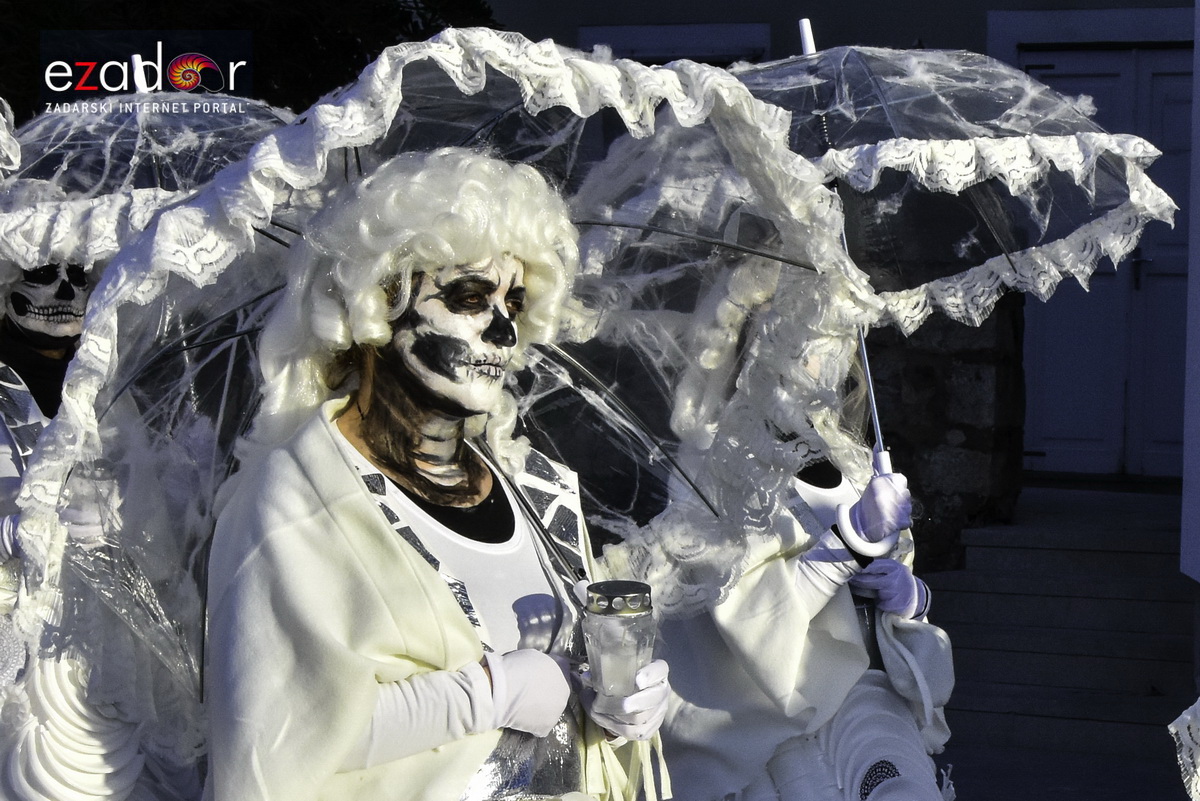 Paški zimski karneval 2018: Karnevalska povorka prošla ulicama grada do Pijace