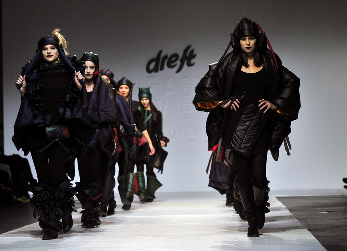 Zagreb, 241111.
Dreft Fashion Week revije pocele su u Hypo centru i prvi dan su svoje modele prezentirali: The Rodnik band, Petra i Maja Spoljar, Mara MiloglavMoretic, Aba Tomicic, Irina Balen Garland, Karim Bonet, Milena Rogulj.
Na slici: Milena Rogulj. Zagreb, 241111.
Dreft Fashion Week revije pocele su u Hypo centru i prvi dan su svoje modele prezentirali: The Rodnik band, Petra i Maja Spoljar, Mara MiloglavMoretic, Aba Tomicic, Irina Balen Garland, Karim Bonet, Milena Rogulj.
Na slici: Milena Rogulj.