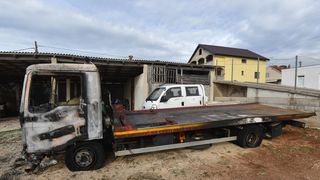 Vučnoj službi Deur na parkingu izgorjela dva vozila