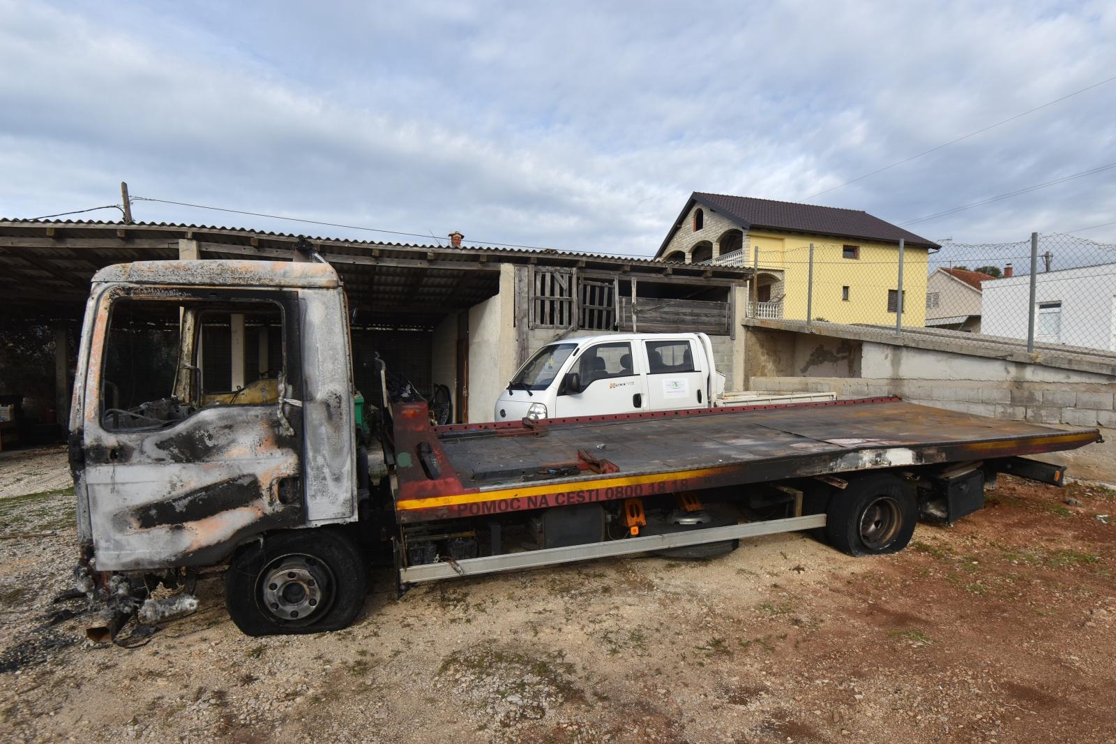 Vučnoj službi Deur na parkingu izgorjela dva vozila