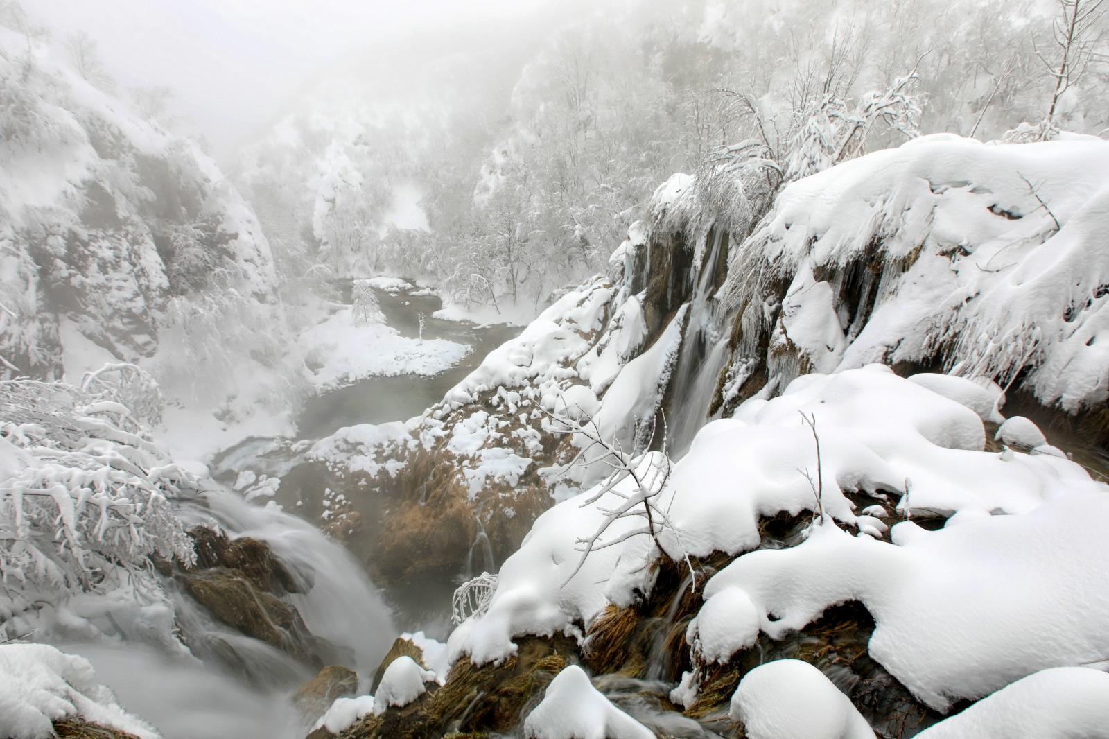 Zimska idila na snijegom prekrivenim Plitvičkim jezerima Zimska idila na snijegom prekrivenim Plitvičkim jezerima