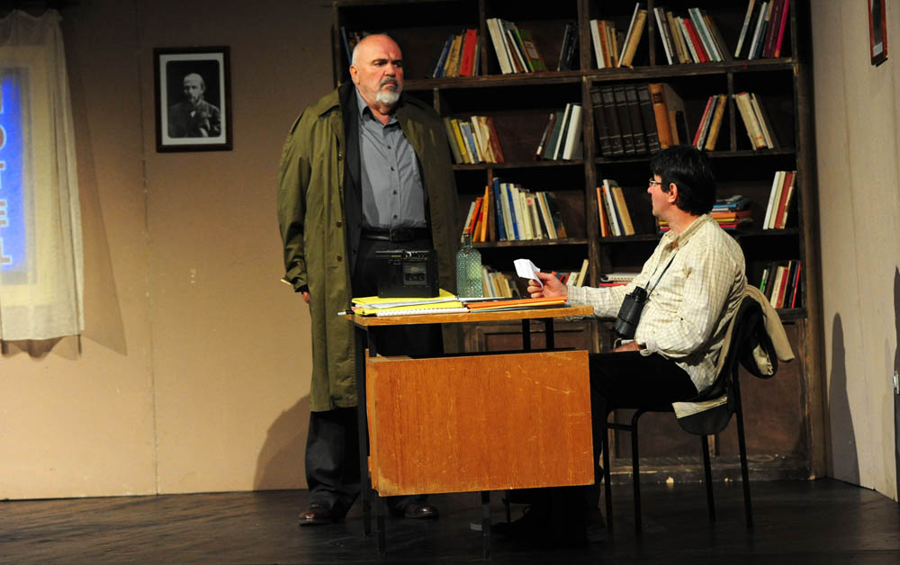 Zadar, 19.10.2012. snimio: Nenad Marčev
komedija
D. Kovačević: PROFESIONALAC ili Tužna komedija po Luki,
Kazališna družina ”Glumci u Zagvozdu” &
SATIRIČKO KAZALIŠTE KEREMPUH
redatelj: Bogdan Diklić
igraju: D. Ljuština, V. Mlikota,
A. Zadar, 19.10.2012. snimio: Nenad Marčev
komedija
D. Kovačević: PROFESIONALAC ili Tužna komedija po Luki,
Kazališna družina ”Glumci u Zagvozdu” &
SATIRIČKO KAZALIŠTE KEREMPUH
redatelj: Bogdan Diklić
igraju: D. Ljuština, V. Mlikota,
A.