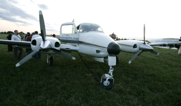 Osijek, 120609. Cessni 310 s 4 clana posade koja je trebala sletjeti iz Pule na Sortski aerodrom Osijek zablokirali su prednji kotaci. Cessna je kruzila nad aerodromom oko 2 sata jer je pilot zelio potrositi sto vise goriva te je tek onda uspjeo sletjeti