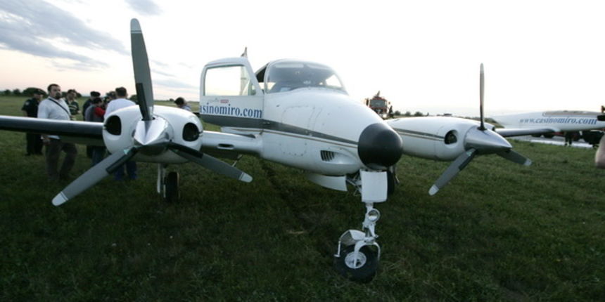 Osijek, 120609. Cessni 310 s 4 clana posade koja je trebala sletjeti iz Pule na Sortski aerodrom Osijek zablokirali su prednji kotaci. Cessna je kruzila nad aerodromom oko 2 sata jer je pilot zelio potrositi sto vise goriva te je tek onda uspjeo sletjeti