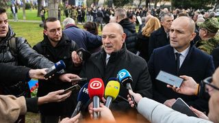 Zadar: Odavanje počasti kod spomenika hrvatskim braniteljima povodom obljetnice VRO Maslenica Zadar: Odavanje počasti kod spomenika hrvatskim braniteljima povodom obljetnice VRO Maslenica