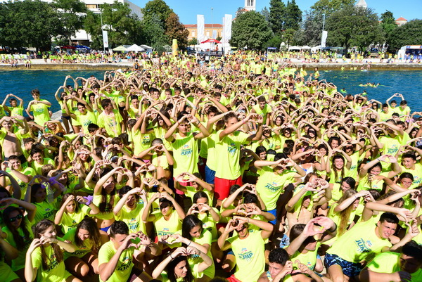 10. dm Millennium Jump na zadarskoj rivi – 3 tisuće skakača poslalo prekrasnu priču u svijet 10. dm Millennium Jump na zadarskoj rivi – 3 tisuće skakača poslalo prekrasnu priču u svijet