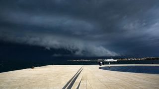 Opis  30.07.2014., Zadar – Ciklona Melisa jutros je na zadarsko podrucje donijela snazno nevrijeme praceno kisom i grmljavinom. Photo: Filip Brala/PIXSELL Autor  Filip Brala/PIXSELL Ključne riječi  ciklona, melisa, fronta, kisa, nevrijeme