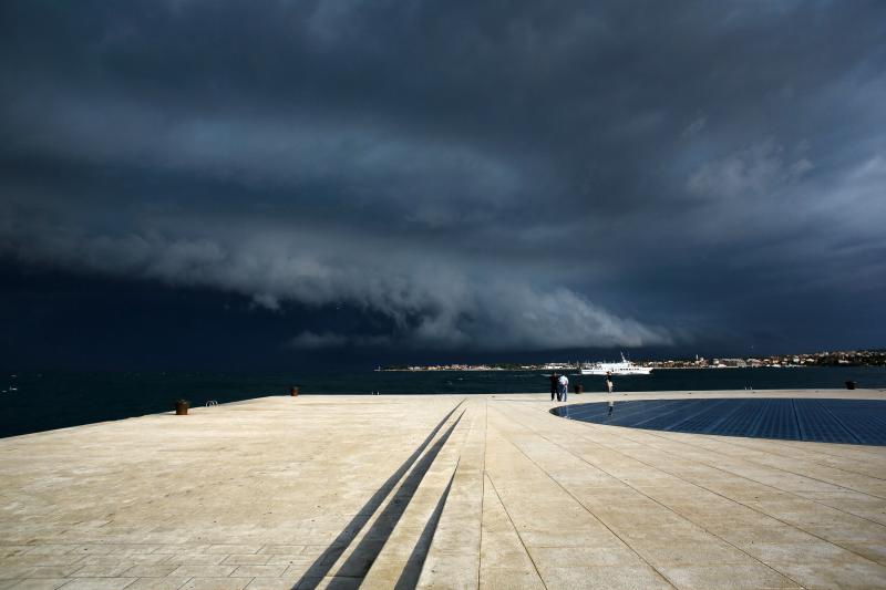 Opis  30.07.2014., Zadar – Ciklona Melisa jutros je na zadarsko podrucje donijela snazno nevrijeme praceno kisom i grmljavinom. Photo: Filip Brala/PIXSELL Autor  Filip Brala/PIXSELL Ključne riječi  ciklona, melisa, fronta, kisa, nevrijeme