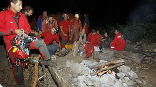 Gracac, 170711.
Speleologu Tomislavu V. (37) koji je s kolegom u nedjelju istrazivao jamu Kita Gacesina kod Gracaca je pozlilo te je pao u, kako se doznaje, dijabeticku komu koja ga je uhvatila u snu. Ostao je lezati na 362 metra dubine. Rijec je o muskar Gracac, 170711.
Speleologu Tomislavu V. (37) koji je s kolegom u nedjelju istrazivao jamu Kita Gacesina kod Gracaca je pozlilo te je pao u, kako se doznaje, dijabeticku komu koja ga je uhvatila u snu. Ostao je lezati na 362 metra dubine. Rijec je o muskar