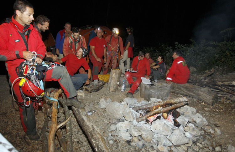 Gracac, 170711.
Speleologu Tomislavu V. (37) koji je s kolegom u nedjelju istrazivao jamu Kita Gacesina kod Gracaca je pozlilo te je pao u, kako se doznaje, dijabeticku komu koja ga je uhvatila u snu. Ostao je lezati na 362 metra dubine. Rijec je o muskar Gracac, 170711.
Speleologu Tomislavu V. (37) koji je s kolegom u nedjelju istrazivao jamu Kita Gacesina kod Gracaca je pozlilo te je pao u, kako se doznaje, dijabeticku komu koja ga je uhvatila u snu. Ostao je lezati na 362 metra dubine. Rijec je o muskar