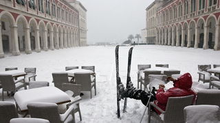 Split, 030212
Nakon nekoliko godina, danima najavljivan snijeg pao je i na Splitskom podrucju. Iako je bio najavljen, Splicani nisu bili spremni na bijeli pokrivac, te im je on uz snaznu buru otezavao svakodnevni zivot. Teperatura je bila oko -3. Najvjero Split, 030212
Nakon nekoliko godina, danima najavljivan snijeg pao je i na Splitskom podrucju. Iako je bio najavljen, Splicani nisu bili spremni na bijeli pokrivac, te im je on uz snaznu buru otezavao svakodnevni zivot. Teperatura je bila oko -3. Najvjero